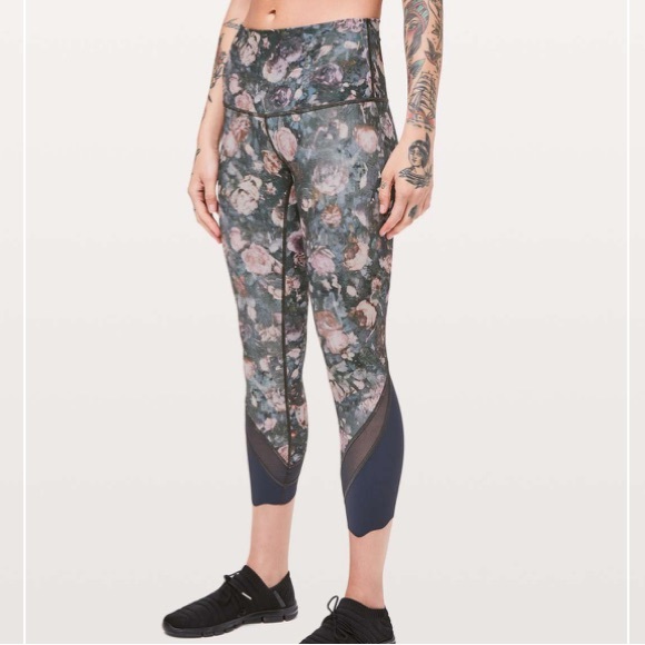 Lululemon Wunder Under Crop II (Special Edition) *Scallop 24" - Picture 2 of 9